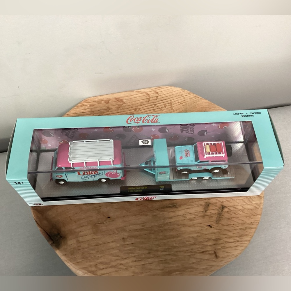 🔴 NWT - Diecast Cherry Coke Collectible Set - 1948 Ford Parcel Trk & 1966 Bronco - Picture 6 of 16